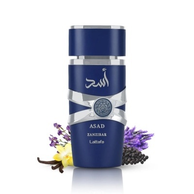 Frasco de perfume azul escuro com detalhes prateados e rótulo ASAD ZANZIBAR Lattafa rodeado por flores e especiarias