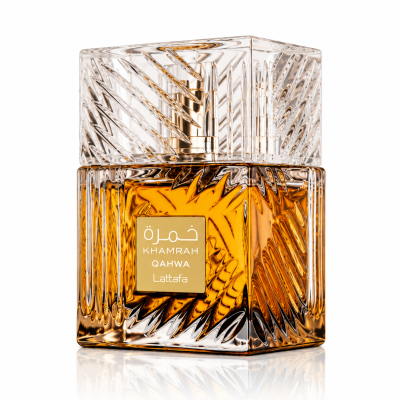 Frasco de perfume de vidro facetado com líquido âmbar e rótulo dourado KHAMRAH QAHWA Lattafa