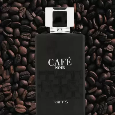 Frasco de perfume preto com texto branco e tampa prateada sobre grãos de café