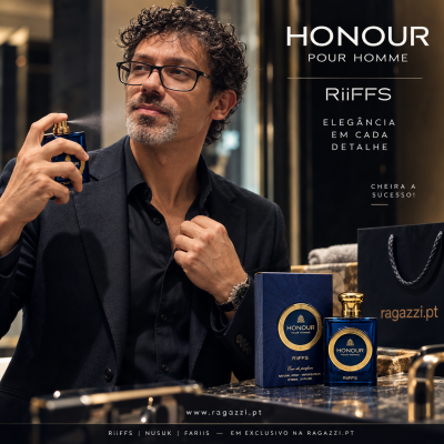 Homem a borrifar perfume HONOUR POUR HOMME RiiFFS ao lado do frasco azul e caixa na bancada