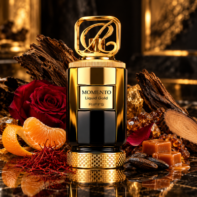 Frasco de perfume dourado e preto MOMENTO Liquid Gold rodeado por ingredientes naturais e decorativos