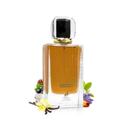 Frasco de perfume âmbar com tampa preta e detalhes dourados rodeado de flores e especiarias