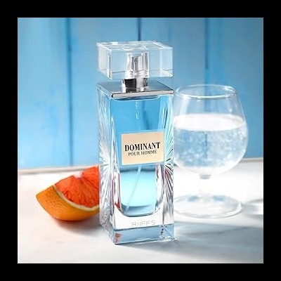 Frasco de perfume azul Dominant Pour Homme com fatia de toranja e copo de água