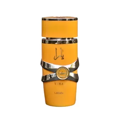 Frasco de perfume amarelo com detalhes prateados e texto em árabe