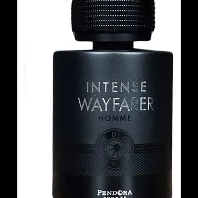 Frasco preto fosco de perfume Intense Wayfarer Homme de Pandora Scents.