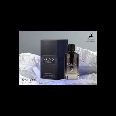 Perfume Salvo Intense com embalagem preta em cenário rochoso