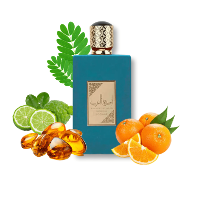 Frasco azul de perfume com tampa dourada rodeado de frutas cítricas e cápsulas âmbar