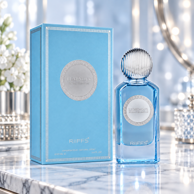 Perfume LUMINOUS EXTRAI DE PARFUM em frasco azul ao lado da embalagem azul sobre mármore