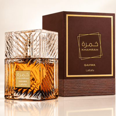 Frasco de perfume dourado e embalagem castanha com texto KHAMRAH QAHWA Lattafa