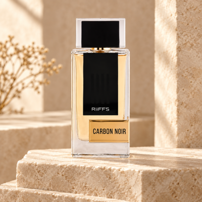 Frasco de perfume Carbon Noir em suporte de pedra
