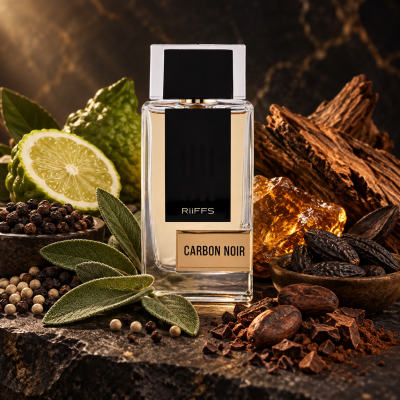 Frasco de perfume CARBON NOIR com ingredientes naturais ao redor