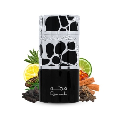 Frasco de perfume preto e prateado com padrão abstrato, texto Qimmah, rodeado por ingredientes naturais