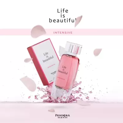 Frasco de perfume rosa Life is beautiful INTENSIVE com caixa ao lado rodeado por pétalas e água.