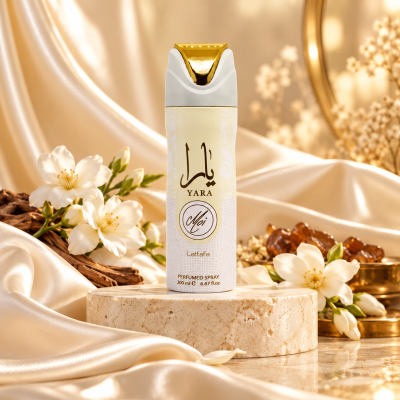 Frasco spray perfumado YARA Moi com flores brancas e pano de seda bege