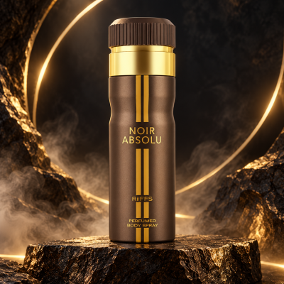 Frasco castanho de spray corporal perfumado com detalhes dourados sobre rocha escura iluminada