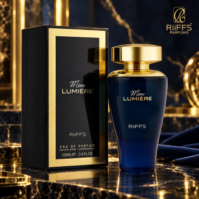 Frasco de perfume azul escuro com tampa dourada ao lado de caixa preta e dourada num cenário luxuoso.