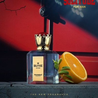 Frasco de perfume Solitude For Man com tampa dourada em forma de coroa, ao lado de uma laranja cortada ao meio