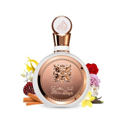 Frasco de perfume dourado rosado com flores e especiarias ao redor