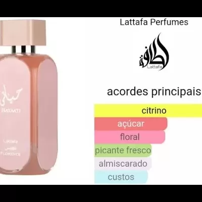 Frasco de perfume rosa com texto branco e descrição das notas principais em português
