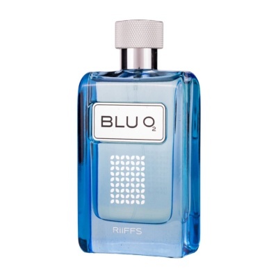 Frasco de perfume azul com tampa prateada e rótulo branco com texto BLU O2