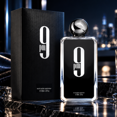Perfume 9 pm em frasco e embalagem preta sobre superfície de mármore com decoração noturna