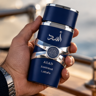 Frasco de perfume azul com detalhes prateados e texto ASAD ZANZIBAR Lattafa
