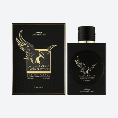 Conjunto de perfume preto com detalhes dourados e caixa correspondente.