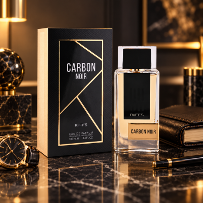 Frasco de perfume carbono noir com caixa elegante numa mesa de mármore preto.