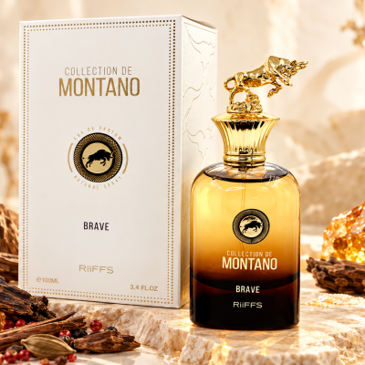 Frasco de perfume dourado com embalagem branca e decoração natural de madeira e pedras