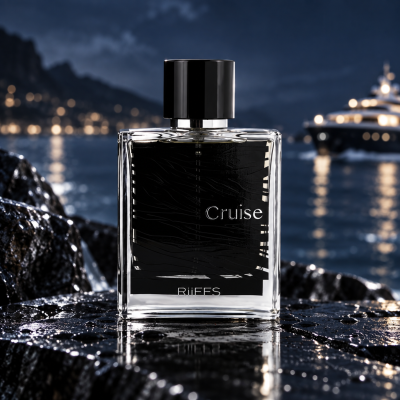 Frasco de perfume Cruise da RiiFFS sobre rochas molhadas com iate ao fundo à noite