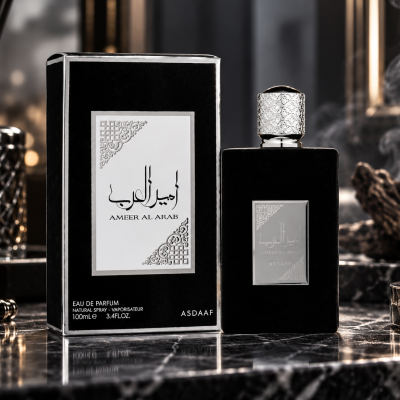 Perfume AMEER AL ARAB em frasco preto e caixa preta sobre bancada de mármore preto