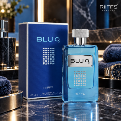 Frasco de perfume azul claro e caixa azul com texto BLU O2 RiiFFS numa bancada de mármore