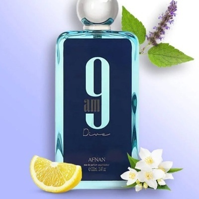 Frasco de perfume azul com rótulo preto e elementos naturais ao redor