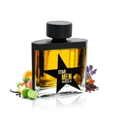Frasco de perfume masculino com rótulo STAR MEN NEBULA e ingredientes naturais ao redor