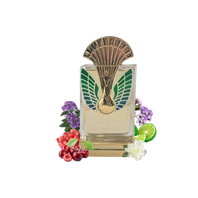 Frasco de perfume com asas verdes e tampa dourada rodeado por frutas e flores