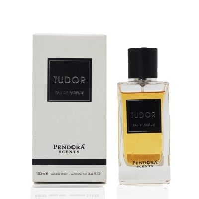 Frasco de perfume transparente com líquido amarelo e caixa branca da marca Pandora Scents