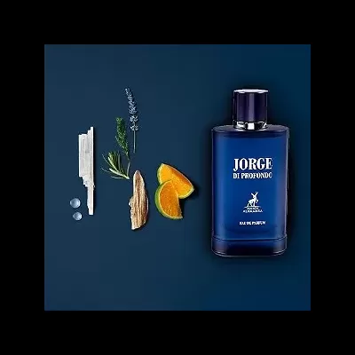Frasco azul de perfume Jorge Di Profondo com ingredientes naturais ao lado sobre fundo azul.