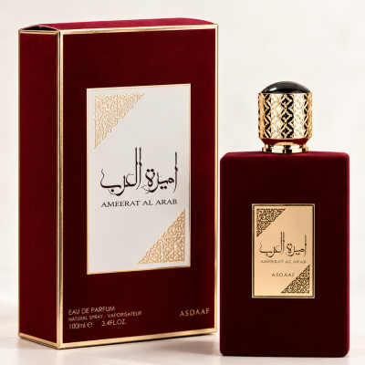 Frasco de perfume e caixa vermelha com detalhes dourados