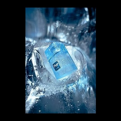 Frasco azul de perfume Light Blue sobre gelo