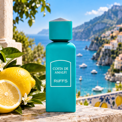 Frasco de perfume azul com limões e vista para costa marítima