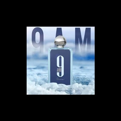Frasco de perfume azul com tampa prateada em neve com texto 9 AM ao fundo