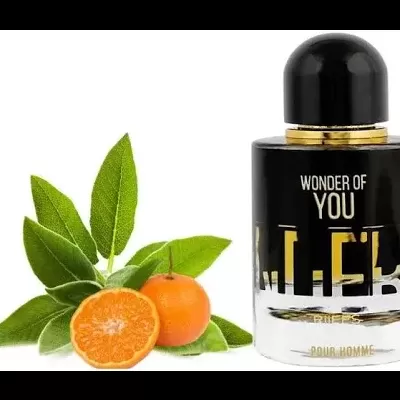 Frasco de perfume preto prateado com tangerinas e folhas verdes