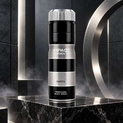 Frasco preto e prata de spray corporal com texto IMPACT MAN sobre pedestal de pedra preta.