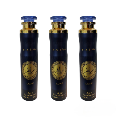 Três latas de ambientador azul escuro com detalhes dourados e tampas azuis