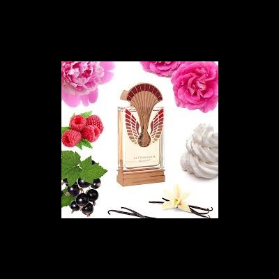 Frasco de perfume decorativo rodeado por frutas e flores