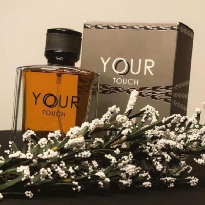 Frasco de perfume YOUR TOUCH com caixa cinzenta e flores brancas