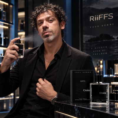Perfume masculino Riiffs Cruise com frasco e caixa preta, homem aplicando perfume num ambiente sofisticado