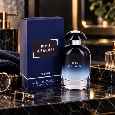 Frasco e caixa de perfume bleu absolu na bancada de mármore preto.