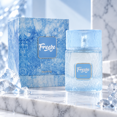 Frasco e embalagem azul translúcida de perfume Freeze RiiFFS em superfície de mármore com gelo