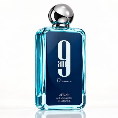 Frasco de perfume azul com tampa metálica e rótulo azul escuro com texto branco
